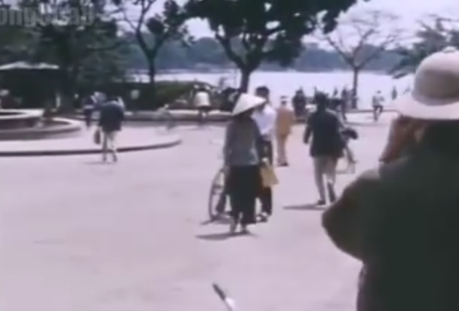 Video hiếm: Người Hà Nội tìm hầm trú ẩn khi có báo động máy bay thời chiến tranh Những hình ảnh được cho là ghi lại từ năm 1967.