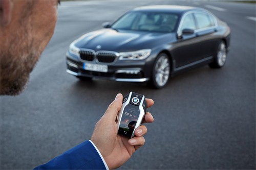 Video: Tình huống Công nghệ đỗ xe từ xa nhờ chìa khóa BMW Display Key.