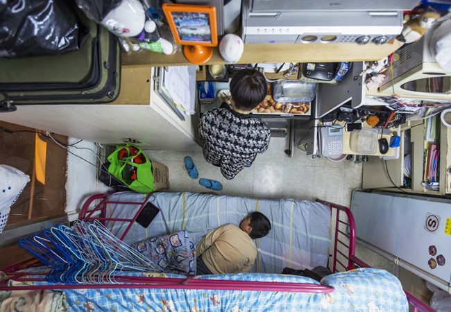26 bức ảnh khó tin về cuộc sống trong những căn nhà siêu nhỏ Tại Hongkong, để thuê căn hộ vỏn vẹn 5,5 m2 cho mình và con trai, bà mẹ này đã phải chi tới 487 USD/tháng.
