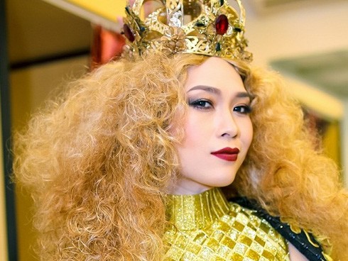 Video: Mỹ Tâm ra MV “Em thì không” phiên bản “đá thẳng” gây bão mạng Tối ngày 22/2, Mỹ Tâm cho ra mắt MV “Em thì không” với phần hình ảnh được giữ nguyên còn phần lời được viết bởi nhạc sĩ Châu Đăng Khoa.