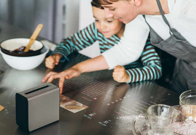 Video: Máy chiếu Sony biến mọi bề mặt thành màn cảm ứng Xperia Touch được trang bị một cảm biến hồng ngoại để nhận diện thao tác người dùng.