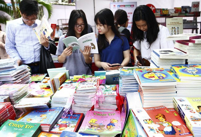 Đà Nẵng: Sắp diễn ra Hội sách tầm cỡ quốc tế Các bạn trẻ tham quan và mua sách tại Hội sách Hà Nội 2016. Ảnh minh hoạ: Chinhphu.vn