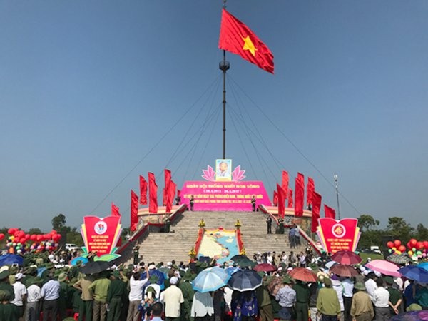Thượng cờ Tổ quốc mừng ngày thống nhất non sông Lá cờ Tổ quốc tung bay trên kỳ đài
