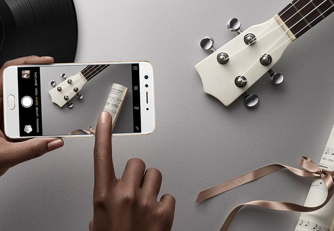 Ra mắt OPPO F3: Có camera selfie kép như F3 Plus, giá 7,49 triệu đồng Camera sau 13MP của OPPO F3 cũng rất đáng chú ý khi cho khả năng chụp ảnh chất lượng cao với tốc độ lấy nét nhanh theo pha kép.