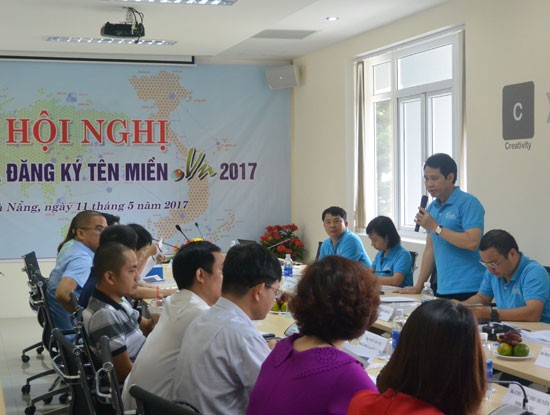 Việt Nam sẽ có 600.000 tên miền Ông Trần Minh Tân, Giám đốc VNNIC (người đứng) trao đổi với các Nhà đăng ký tên miền ".vn". Ảnh: VNNIC.