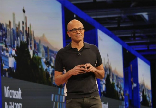 Microsoft sắp ra mắt bản Windows 10 Fall Creators Update Các ông Satya Nadella, Scott Guthrie và Harry Shum đã chào đón hàng ngàn chuyên gia lập trình tới Seatle tham dự hội nghị Build 2017 — sự kiện thường niên của Microsoft dành cho chuyên gia lập trình. Ảnh Microsoft.