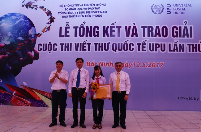 Việt Nam 2 lần giành Giải Vàng sau 30 năm tham gia UPU quốc tế Thứ trưởng Bộ TT&TT Nguyễn Minh Hồng trao giải nhất cho em Nguyễn Đỗ Huyền Vi.