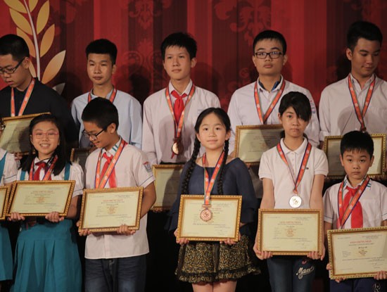 Gần 4,5 ngàn thí sinh được vinh danh trong cuộc thi ViOlympic năm học 2016 - 2017 Lễ tôn vinh và trao giải cuộc thi ViOlympic năm học 2016 - 2017 khu vực phía Bắc vừa được tổ chức ngày 12/5 tại TP. Hải Phòng.