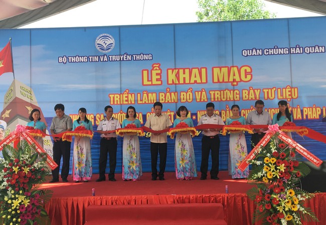 Mở rộng triển lãm chủ quyền Hoàng Sa, Trường Sa Thứ trưởng Hoàng Vĩnh Bảo cùng các đại biểu cắt băng khai mạc triển lãm.
