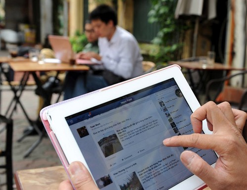 Hơn 100 tài khoản Facebook giả mạo lãnh đạo cấp cao đã bị gỡ bỏ Hiện có khoảng 45 triệu người dùng Facebook tại Việt Nam.