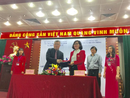 Cục PTTH&TTĐT và Sở TT&TT Hà Nội bắt tay Biên bản thỏa thuận vừa được ông Nguyễn Thanh Lâm - Cục trưởng Cục Phát thanh, Truyền hình và Thông tin điện tử và bà Phan Lan Tú - Giám đốc Sở TT&TT Hà Nội ký kết.
