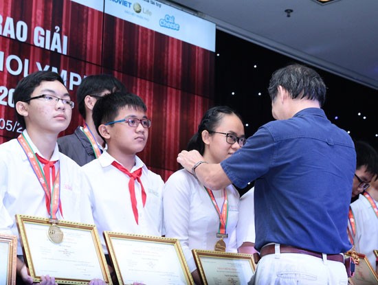 Gần 4.500 học sinh được vinh danh tại ViOlympic năm học 2016-2017 Theo thống kê của Ban tổ chức, trong gần 4.500 học sinh đạt giải cuộc thi ViOlympic năm nay, có 757 thí sinh đạt huy chương Vàng.