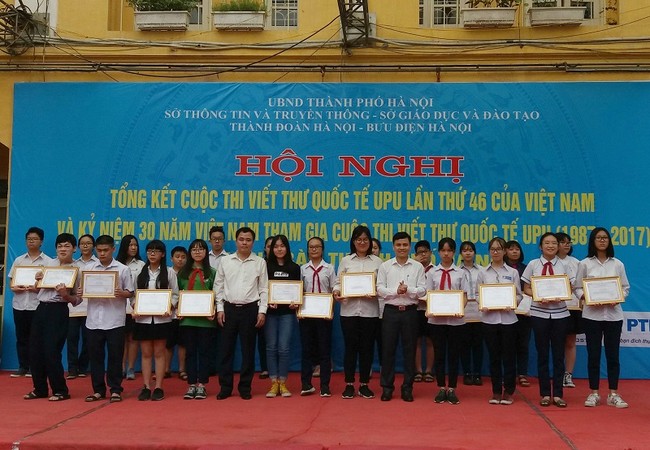 Hà Nội lọt top những tỉnh thành có nhiều học sinh đoạt giải viết thư quốc tế UPU TP. Hà Nội vừa tổ chức Lễ vinh danh 28 em học sinh và 3 tập thể đoạt giải cuộc thi viết thư quốc tế UPU lần thứ 46 - 2017 vào sáng nay (22/5).