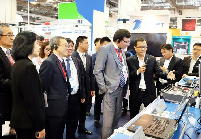 VNPT tham gia triển lãm quốc tế Communic Asia lần thứ 3 liên tiếp Thứ trưởng Phan Tâm thăm quan gian hàng của VNPT.