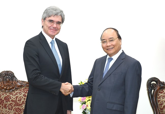 Tổng Giám đốc Siemens muốn tham gia thúc đẩy nguồn nhân lực CNTT Việt Nam Thủ tướng Nguyễn Xuân Phúc tiếp Tổng Giám đốc Tập đoàn Siemens (Đức). Ảnh: VGP/Quang Hiếu