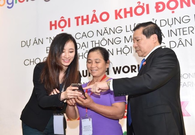Google.org sẽ đào tạo kỹ thuật số cho 30.000 nông dân Việt Nam Bà Đỗ Mỹ Hạnh - Thành viên ban dự án - Google Châu Á Thái Bình Dương đang hỗ trợ bà Hà Thị Thắm tìm thông tin thời tiết ở tỉnh Bắc Giang cùng với ông Lại Xuân Môn.