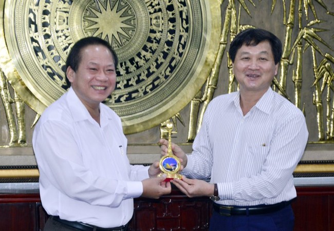 Bộ trưởng Bộ TT&TT Trương Minh Tuấn làm việc với tỉnh Bạc Liêu Bí thư Tỉnh ủy Bạc Liêu - Lê Minh Khái tặng biểu tượng cây đờn kìm cho Bộ trưởng Bộ TT&TT Trương Minh Tuấn. Ảnh: C.K