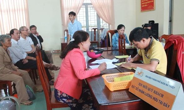 Thí điểm chi trả lương hưu qua thẻ điện tử Bưu điện Việt Nam đang phối hợp với BHXH các cấp tổ chức chi trả lương hưu và trợ cấp BHXH bằng tiền mặt hàng tháng, với sự tham gia của hơn 17.000 người tại các bưu cục/điểm chi trả.