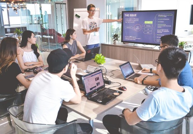 Hơn 55% người sử dụng co-working space làm việc trong ngành CNTT 54% người sử dụng không gian làm việc chung (co-working space) là sáng lập hoặc nhân viên của các công ty khởi nghiệp và gần 14% là người làm việc tự do hoặc tự kinh doanh. Ảnh minh hoạ: Internet