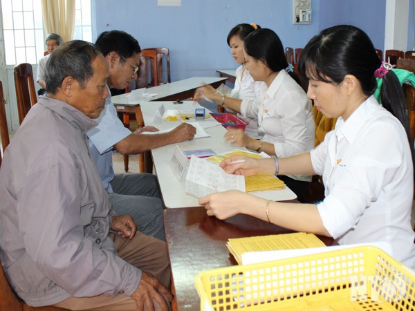 Khẩn trương triển khai các dịch vụ hành chính công qua Bưu điện Nhân viên Bưu điện tỉnh thực hiện việc chi trả thủ tục hành chính tại phường Phước Mỹ (Tp. Phan Rang-Tháp Chàm).