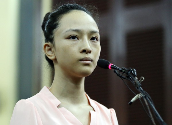 Hoa hậu Phương Nga tố bị điều tra viên doạ bắt “đứng bằng một ngón chân Phương Nga trả lời thẩm vấn. Ảnh: Quỳnh Trần.