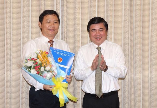 Ông Dương Anh Đức nhậm chức Giám đốc Sở TT&TT TP.HCM Chủ tịch Nguyễn Thành Phong trao quyết định bổ nhiệm cho ông Dương Anh Đức. Ảnh: VGP/Trần Nhật Minh.