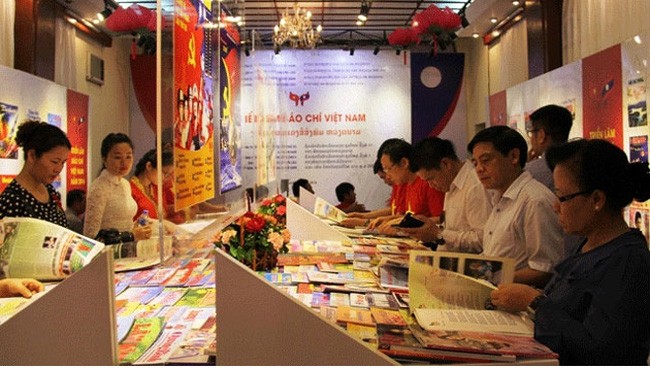 Việt Nam sắp có bảo tàng báo chí Công chúng Việt, Lào xem các ấn phẩm trưng bày tại một triển lãm báo chí được tổ chức gần đây. Ảnh minh hoạ: Báo Nhân dân.