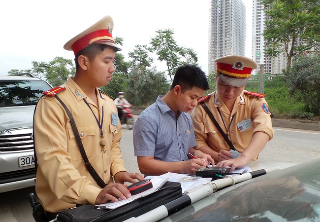 Từ 15/8, Hà Nội xử lý xe hợp đồng không gắn phù hiệu và lắp camera hành trình Theo đánh giá của Sở GTVT Hà Nội, từ đầu năm đến nay, số lượng xe ô tô dưới 9 chỗ ngồi tham gia hoạt động kinh doanh vận tải hành khách theo hợp đồng trên địa bàn Thành phố liên tục tăng nhanh. Ảnh: website Bộ GTVT.