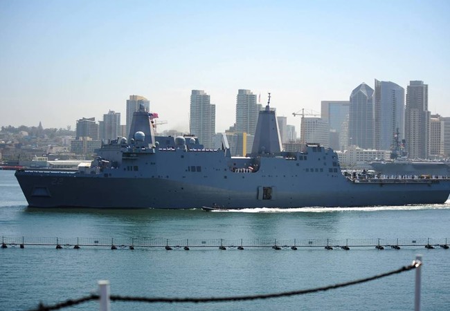 Tàu đổ bộ hải quân Mỹ cập Cảng Cam Ranh Tàu Hải quân Hoa Kỳ USS San Diego (LPD 22). Ảnh: Đại sứ quán Mỹ tại Việt Nam.