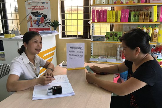 Bưu điện đưa bảo hiểm y tế đến từng hộ gia đình Chị Nguyễn Thị Minh Hòa (áo đen), cụm 4, xã Phụng Thượng, tỏ vẻ nuối tiếc giá như mua bảo hiểm y tế sớm hơn khoảng 1 tháng thì đã có thể tiết kiệm được 80.000 đồng.