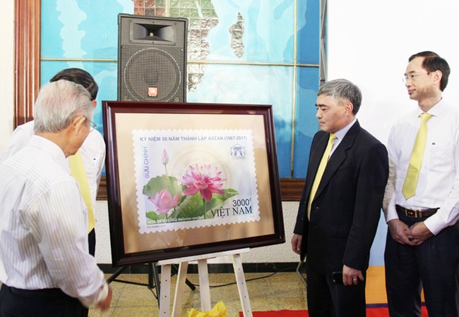 Phát hành đặc biệt bộ tem bưu chính “Kỷ niệm 50 năm thành lập ASEAN Bộ tem “Kỷ niệm 50 năm thành lập ASEAN (1967-2017)” của Việt Nam do họa sĩ Tô Minh Trang thiết kế.