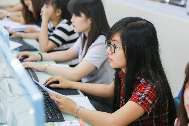 Các trường ĐH, CĐ sẽ cập nhật ngay thông tin xét tuyển Thí sinh tra cứu thông tin tuyển sinh trên internet. Ảnh minh họa: Vietnamnet