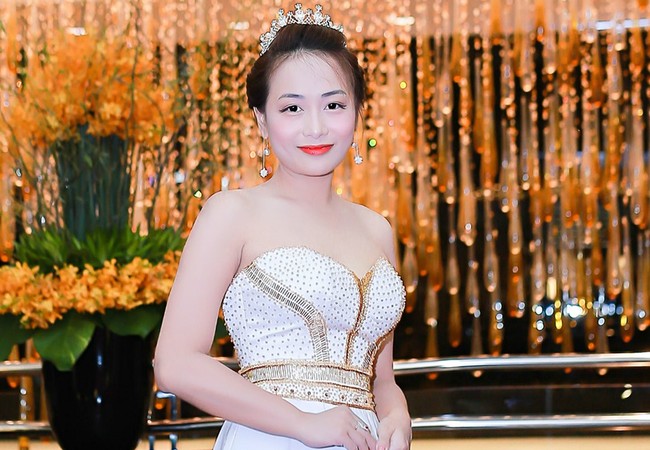 Á hậu Thu Hiền dịu dàng thuần khiết với “Sen vô thường” Người đẹp Thu Hiền- "Đóa hoa Vô thường"