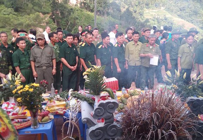 33 năm Mặt trận Vị Xuyên: chưa thể nguôi ngoai CCB mặt trận Vị Xuyên thắp hương tưởng niệm đồng đội trong ngày giỗ trận Sư đoàn 356, ngày 12-7.