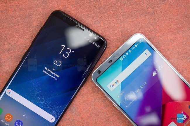 So sánh Galaxy Note 8 và LG V30: Đều khổng lồ và mạnh mẽ Galaxy Note 8 và LG V30 (ảnh Phone Arena)