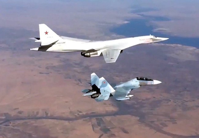 Nga mạnh lên như thời Chiến tranh lạnh, Mỹ phải chờn Chiến đấu cơ Su-30SM hộ tống máy bay ném bom chiến lược Tu-160 của Nga tham gia chiến dịch tấn công khủng bố tại Syria