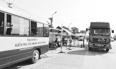 Dặm trường gian nan của hạt gạo Kiểm tra xe ô-tô quá tải tại Trạm kiểm tra tải trọng xe lưu động tỉnh Hải Dương trên QL 5.