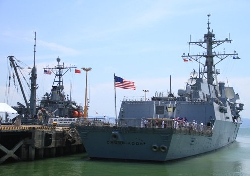 Hợp tác quốc phòng Việt - Mỹ đi vào thực chất Tàu khu trục tên lửa dẫn đường USS Chung-Hoon (DDG 93) của Mỹ cập cảng Đà Nẵng hồi tháng 4/2013, trong chuyến thăm hữu nghị tập trung vào các hoạt động phi tác chiến với Hải quân Việt Nam.