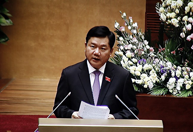 Luật hoá cơ chế chuyển nhượng cảng biển Bộ trưởng GTVT Đinh La Thăng trình dự thảo luật sửa đổi, bổ sung Bộ luật Hàng hải tại Quốc hội sáng 3/6