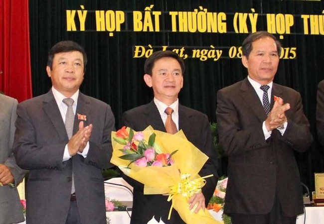 Lâm Đồng họp bất thường bầu thêm phó chủ tịch UBND tỉnh Ông Phan Văn Đa (giữa) nhận nhiệm vụ mới ở vị trí Phó chủ tịch UBND tỉnh Lâm Đồng