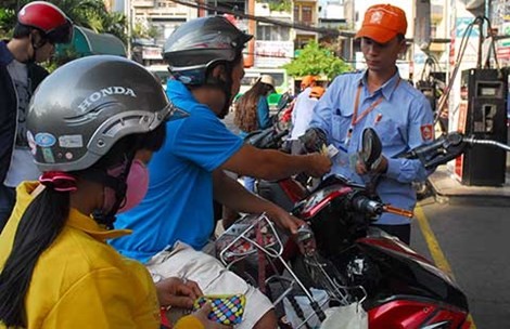 Bất thường trong cách tính thuế xăng? Theo TS Ngô Trí Long, “Chỉ cần nhìn vào phép tính đơn giản có thể nhận ra mức độ tác động của việc tăng thuế BVMT đến giá xăng trong nước ra sao”.