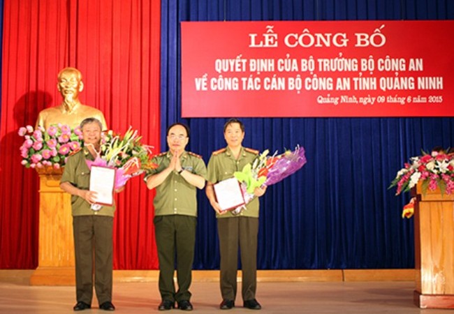 Ông Đỗ Văn Lực làm giám đốc Công an tỉnh Quảng Ninh Trung tướng Bùi Quang Bền trao quyết định của Bộ Công an cho 2 đồng chí: Vũ Chí Thực và Đỗ Văn Lực