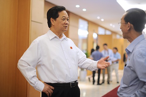 Thủ tướng không trả lời chất vấn Quốc hội Thủ tướng Nguyễn Tấn Dũng trao đổi với đại biểu bên hành lang Quốc hội ngày 8/6