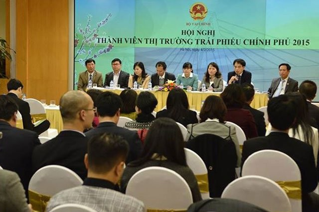 Bộ Tài chính đang tìm đường ra cho trái phiếu chính phủ Hội nghị thành viên thị trường trái phiếu chính phủ diễn ra đầu năm 2015. Ảnh: Hiệp hội Thị trường trái phiếu - VBMA