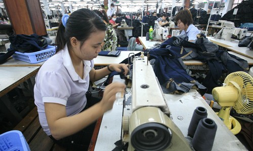 Việt Nam lọt hàng tỷ USD nông sản, may mặc từ Trung Quốc Việt Nam phải nhập nhiều nguyên phụ liệu ngành dệt may từ Trung Quốc nhưng chênh lệch số liệu giữa hai nước còn lớn.