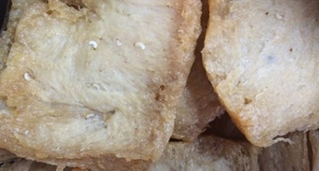 Kinh hãi giòi lúc nhúc trong sườn non đóng gói Kinh hãi giòi lúc nhúc trong sườn non đóng gói