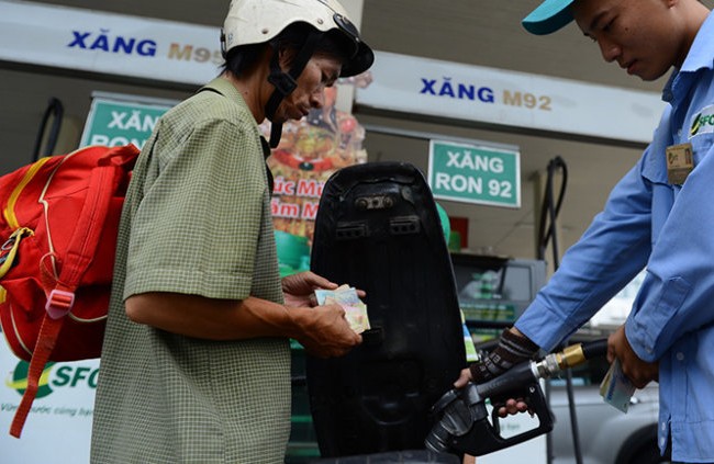 Giá sữa cao cứ cao, các biện pháp quản lý vô hiệu Có đến hai lần tăng giá xăng trong trung tuần tháng 5