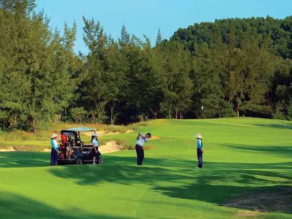 Thủ tướng chấp thuận sân golf Vingroup đầu tư tại Hải Phòng Dự án sân golf 36 lỗ tại đảo Vũ Yên do Vingroup làm chủ đầu tư với số vốn khoảng 900 tỷ đồng.
