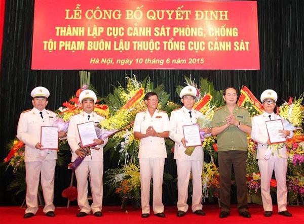 Thành lập Cục Cảnh sát phòng, chống tội phạm buôn lậu Bộ trưởng Trần Đại Quang trao quyết định cho lãnh đạo Cục C74.