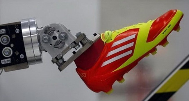 Adidas: Không có chuyện bỏ lao động Việt Nam Một cánh tay robot đang làm việc trong phòng thí nghiệm sáng chế của Adidas ở thị trấn Herzogenaurach, miền nam nước Đức - Ảnh: Reuters